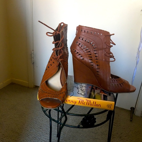 🚨 5/$20 Adorable lace up wedge sandal booties - Picture 1 of 10